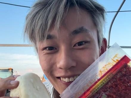 不能有小孩没吃过馒头夹辣条吧#我的乡村生活