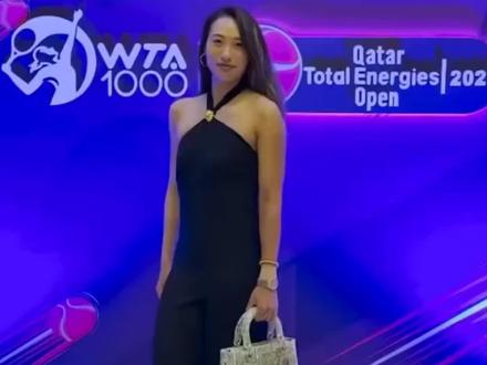 郑钦文穿连身裤亮相多哈球员晚宴#郑钦文#2025多哈