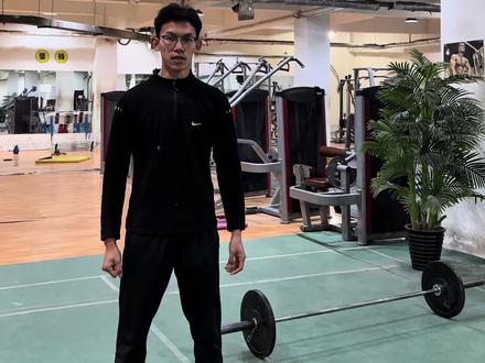 山西体育四项|杠铃挺举纠错必看👀
备考体育四项的同学们,杠铃挺举可是重中之重,关乎关键分数,大家务必吃透动作要领💪。
🌟正确姿势:双脚与肩同宽,平稳站立,双手正握杠铃,将其稳健地举至胸与锁骨之间,同时保持身体挺直,头部自然下垂,眼睛平视前方,让身体重心稳定在双脚中间。随后,双腿屈膝进行预蹲,注意膝盖不要超过脚尖,下蹲深度适中,为后续发力储备能量。紧接着,双脚用力蹬地,腿部、臀部与腰部协同发力,如同紧绷的弹簧瞬间释放,与此同时,双臂迅速且有力地向上挺举杠铃,直到手臂完全伸直,并且手臂与身体直线夹角务必小于 30 度,此时杠铃稳稳地位于头顶上方正中央。最后,快速收脚,使双脚并拢,身体再次站直,屈臂平稳地把杠铃放回起始位置,整个过程流畅连贯,毫不拖沓。
❌错误别犯:
💢错误 1:手臂弯曲。有些同学在挺举时,手臂中途弯曲,这不仅使不上劲,还容易引发受伤风险,更是考试中的严重扣分点。一定要保证手臂自始至终伸直举过头顶,展现出标准有力的动作姿态。
💢错误 2:放杠先于收脚。部分同学常出现放杠和收脚顺序颠倒的失误,这直接违反考试规则。务必牢记,先收脚站稳,确保身体平衡协调后,再将杠铃缓缓放归原位,切不可乱了步骤。
💢错误 3:屈膝放杠。把杠铃放回胸前时,若屈膝下蹲,会让身体重心不稳,动作变形严重。此时,双腿必须保持直立,稳稳地支撑住身体,保障动作的精准与规范。
牢记这些要点,刻苦练习,同学们在考场上定能大放异彩!觉得有用就点赞收藏,要是有疑问,随时在评论区交流。祝大家体考一路绿灯,高分上岸🎉
✅关注鑫铭体育分享更多体考动向
✅关注·点赞·收藏
#体育四项 #杠铃挺举 #体考技巧