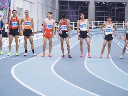 备受瞩目的全国室内田径锦标赛男子1500米决赛中,浙江名将奚枭横力压预赛即刷新全国纪录的广西选手刘德助,最终以3分46秒71的个人赛季最佳成绩斩获金牌。云南选手杨国斌以3分49秒22刷新个人PB,获得铜牌。
#田径精英 #奚枭横 #刘德助 #男子1500米 #体育生