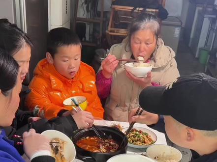 婆婆今天过来玩,必须要好好安排,儿媳妇亲自下厨买菜,虽然不是什么山珍海味,只要合婆婆的胃口,开开心心的吃饭,边吃边聊,今天做了,剁椒鱼头,豆米,米酒汤圆,扇子骨,腊豆干#湖北家常菜#买菜做饭#婆媳关系#我的厨房日记 #亲自下厨