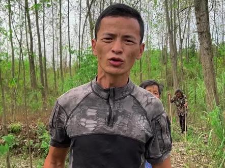 又掏干净村里一口古井!逝去的光阴不会转身,虽然我们不再年轻,但那份甘甜和记忆不会被抹去!#农村生活 #乡愁记忆 #古井