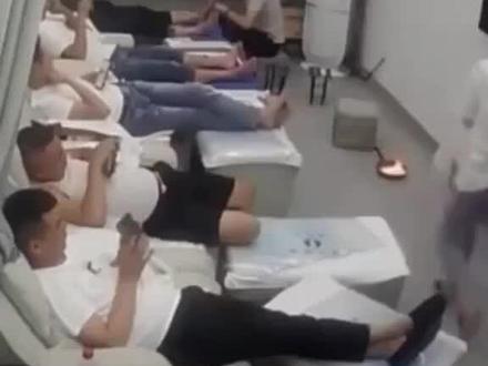 美女一个动作让六个男人为之疯狂