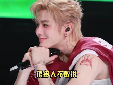 侯明昊对粉丝这么好,谁能忍住不偷吃一口 #侯明昊 #宠粉 #侯明昊演唱会#侯明昊让爱成了闭环