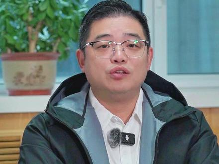 2026年国家电网笔试分数线预测:竞争格局分析与备考指南 随着2026年国家电网招聘考试进入冲刺阶段,“笔试分数线”成为众多考生关注的核心焦点。分数线的涨跌直接关系到备考方向与上岸概率,为此我们结合2024和2025年国网一批考试进面分数线数据(仅供参考),深度拆解分数线变化规律,为大家奉上最具参考价值的竞争格局分析与备考建议。
一、电工类:整体看涨,局部稳中有调
作为各省份招聘的“主力军”,电工类专业分数线在2025年呈现出“普遍上涨、局部稳定、个别微调”的鲜明特征,竞争态势分化明显:
涨幅显著区:竞争白热化。福建、湖北、天津、陕西、宁夏、甘肃等地区,各学历层次分数线均出现不同幅度跃升,反映出这些地区电工类岗位报考热度持续攀升,竞争压力进一步加剧。
稳定微调区:格局相对平稳。安徽、黑龙江、青海、山西等地,研究生与本科分数线与2024年基本持平,仅存在细微波动,说明这些地区的电工类招聘竞争格局较为稳定,考生可参考往年分数线制定备考目标。
小幅回落区:波动幅度有限。河南、河北、辽宁等少数地区分数线略有下降,但整体波动范围较小,并未改变电工类专业的热门属性。
二、非电工类:冷热分化加剧,热门专业“内卷”升级
非电工类专业分数线在2025年呈现出“冰火两重天”的态势,计算机、通信等热门专业涨幅突出,而部分专业则出现明显回落:
涨幅TOP专业:热度飙升。以福建地区为例,计算机类成为非电工类中的“香饽饽”;通信类涨幅更为惊人;最引人注目的是其他类,位列所有专业涨幅第一,充分体现出这些专业随着家长和学生了解程度的增加,报考热度正在大幅提升。
回落专业:压力有所缓解。财会类竞争压力小幅减轻;其他工学和管理类分数线下降明显,推测这些专业的报考热度或出现一定程度的降低。
核心结论:非电工类专业分数线差异显著,而部分专业回落几分,发达地区的热门专业“内卷”程度持续升级,考生需结合自身专业与目标地区理性评估。
三、2026年备考核心建议:分数是“硬通货”,目标需明确
明确目标定位:结合自身专业、学历及意向地区,参考2024-2025年各批次进面分数线数据,制定合理的分数目标,避免盲目备考。
全力冲刺笔试:无论分数线如何波动,笔试成绩永远是上岸的核心竞争力。现阶段需紧抓高频考点、强化薄弱环节,通过系统刷题与模拟考试提升应试能力。
#国家电网招聘 #华北电力大学 #国家电网网申 @DOU+上热门 #国网分数线 #抖音合集升级计划