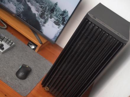 猫头鹰配色方案—华硕 ProArt PA401 机箱装机效果 貌似去年初吧,华硕推出了其 ProArt 系列的首款机箱 PA602,凭借着简约的外观设计与不俗的散热性能,备受好些玩家喜欢!然而,由于 PA602 为全塔式尺寸设计,体积相对庞大,对于大部分的主流玩家并不算友好。而后!不出意外!华硕在近期推出第二款 ProArt 系列机箱 —— ProArt PA401,采用了更为大众的紧凑中塔尺寸设计,体积大小更适合主流用户的使用需求,同时价格也更加的亲民。外观则依旧延续 PA602 的设计风格,有着简约而优雅的颜值外观,且 PA401 紧跟当下的流行趋势,融入了实木设计元素,同先前的 PA602 WOOD EDITION 木艺版一样,采用了前置实木进风栅格设计,而定位依然主打的是风冷散热性能,机箱前置面板出厂即给到了两把 16032 超规格大风扇,确保其有着充足的进风量。此外,PA602 上的风扇转速切换,电源开关锁定等也得到了保留....#电脑 #机箱 #diy电脑 #装机 #显卡