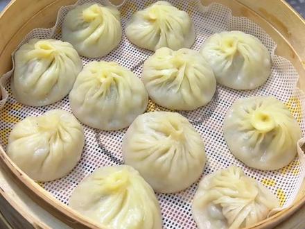 我妈做的灌汤小笼包,皮薄馅多口口爆汁#动手自己做美食 #小笼包 #灌汤小笼包