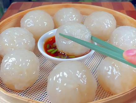 俗话说:冬吃萝卜夏吃姜,一年四季都安康。 今天用萝卜做个水晶丸子。 晶莹剔透,QQ弹弹。