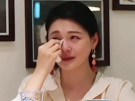 大s去世一年后,再看亲自设计雕像的具俊晔,即便日日前往墓地陪伴,仍旧走不出丧妻之痛#具俊晔 #大s #徐熙媛 #影娱热点团 #内容启发搜索