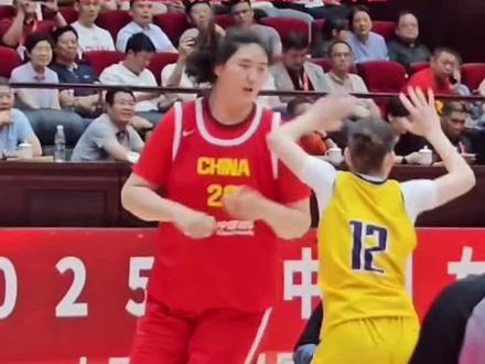 6月15日,山东,中国女篮18岁张子宇济南赛场首秀,2米26的身高压制太有冲击力,被小孩姐压制,防不住,根本防不住!#中国女篮#张子宇#篮球比赛
