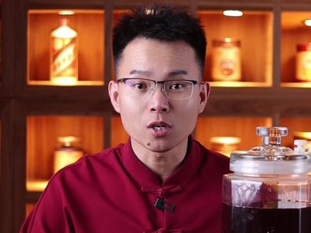 泡酒时间越长越好吗?这是误区,只要浓度够了就可以了,营养不会随时间变强,相反时间长了材料容易变黑,影响口感,白酒适合长时间珍藏,泡酒可不是。