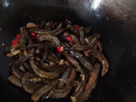 #儿时的味道,一个人四个菜,刀鳅,豌豆,韭菜,藕带,都是下酒菜!现在刀鳅35元一斤,很难买到!二瓶酒#湖北应城