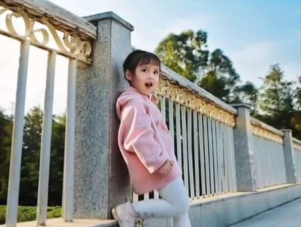 路边栏杆如何拍出大片感? #拍照技巧 #栏杆拍照 #拍出氛围感 #抖音精选宠粉福利 #2025年度精选内容盘点