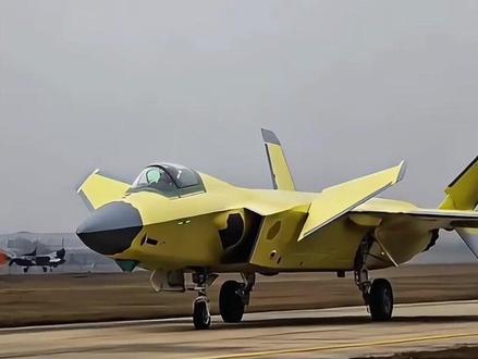 成飞首次展示黄皮歼20A,怎么都是粗脖子版本?它有哪些新变化 #军事迷#歼20a#军事科普