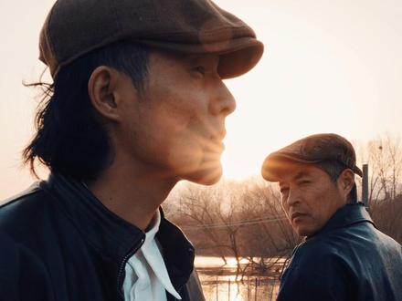 过年回家和兄弟拍照别再傻傻的比耶了 快试试这样拍摄超级简单#拍出电影感 #拍照教程 #兄弟拍照姿势 #三脚架自拍 #相机拍照