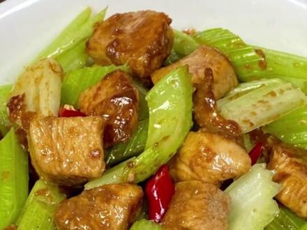 ❄️ 冬天减脂黄金期:晚餐吃对=躺瘦。冬天代谢慢?错!人体为维持体温会消耗更多热量🔥 但90%的人都败在「晚餐吃错」:
→ 吃太少:半夜饿到暴食
→ 吃太油:热量超标+水肿
→ 吃太晚:脂肪堆积+睡眠差
💡 我的秘诀:8道「高饱腹低热量」晚餐,换着吃30天,腰围直接小5cm!
①冬瓜海带豆腐汤:✅ 消水肿 ✅ 排宿便(内脏脂肪克星)
②莴笋炒鸡蛋:✅ 控食欲 ✅ 补气血(暴食救星)
③西兰花炒虾仁:✅ 双蛋白 ✅ 增肌(减脂期的「肉」)
④凉拌魔芋豆腐:✅ 0脂肪 ✅ 促蠕动(肠道清洁工)
⑤香菇炒鸡肉:✅ 高蛋白 ✅ 低热量(减脂期的「家常菜」)
⑥洋葱木耳炒瘦肉:✅ 清肠道 ✅ 刮油脂(第二天准时排便)
⑦芹菜炒鸡胸肉:✅ 高纤维 ✅ 低卡(饱腹感超强)
⑧芥兰炒牛肉:✅ 助消化 ✅ 增体力(冬天抗寒必备)
📝 我的3个「不反弹」秘诀(必看!)
吃饱不吃撑:晚餐吃到「六分饱」(睡前微微饿)
时间管理:睡前4小时吃完,给肠胃留消化时间
灵活调整:姨妈期可换成「香菇鸡肉粥」,暖宫又掉秤
别再迷信「冬天减肥难」!我用33斤的变化证明:吃对晚餐+坚持1个月,你也能像我一样:→ 裤子松了、脸小了、人也自信了→ 不用饿肚子,还能享受美食
💪 收藏这篇笔记,今晚就试试「冬瓜海带豆腐汤」,明天早上称体重,评论区告诉我掉了多少!听懂点赞关注我!陪你一起变成更好的自己!#减肥 #减肥健康饮食 #减重 #逆袭 #健康减肥健康饮食