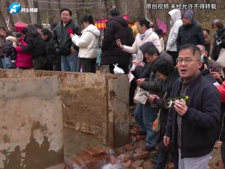 改造进行中!12月21日晚,河南郑州,贾鲁河源头旧的机井房被拆除,复涌的泉眼一览无余引围观,你期待它最终变成什么样子呢?盖亭子?安护栏?大家一起畅想一下吧......