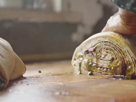 这种奇特的千层月饼,除了永登还有哪些地方见过#甘肃美食 #抖音年味争霸赛 #烟火气满满的乡村美食 #抖音精选计划 #腊月农村美食总带着浓浓的暖意