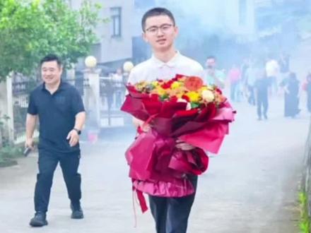 石帆镇传来特大喜讯,17岁少年王恩和保送清华姚班!