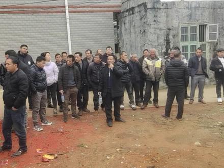 广西贺州市富川县大田寨村,响应乡村风貌提升三清三拆政策,村民积极配合,完成拆除破旧废弃房屋,从新整合土地流转村庄规划宅基地,使空心村土地变废为宝,以招标方式进行投标宅基地,中标总额,反还给农户原实际丈量面积金额,该视频为宅基地现场投标精彩片断!