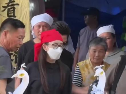 郭富城方媛随乡俗戴孝帽送别外公 方媛因外公去世缺席了五十公里桃花坞的首发仪式。昨天郭富城方媛回乡送别外公神情悲伤。去年春节期间郭富城夫妇还特意回老家过年,看望外公,当时还给乡亲们大发红包,态度十分亲切,谁知如今已经天人两隔。5月15日下午,方媛双眼红肿神情十分哀伤,提前到达灵堂等待。郭富城一袭黑衣风尘仆仆赶来,进入灵堂首先给外公上香,然后方媛按照当地习俗,给他佩戴孝帽。有安徽网友表示,本地习俗孙辈应该带红色孝帽,郭天王夫妇非常守礼孝顺。随后夫妇二人摘下墨镜口罩,穿戴完毕,在灵前齐齐下跪三扣头。郭富城帮忙整理灵堂,布置花圈,还搀扶着方媛外婆,不断安慰劝解。郭富城夫妇作为外孙女婿和外孙女为外公敬献花圈,也以三个女儿的名义分别献出花圈。他们的出现引起当地邻居们围观,网友们也纷纷对郭天王夫妇的孝心给予赞赏。希望这对夫妇节哀顺变。#郭富城 #郭富城方媛 #方媛