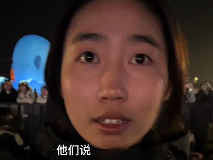 是的没错。我本来是要记录下自己看侯明昊时幸福的眼神 结果因为仅仅只是看大屏幕都太过激动身体全麻的晕倒了。。。
二编:我不是被帅晕的 不是有些人口中所谓的花痴 也没在幻想和他有什么的 别自己什么想法看别人就什么想法 相比颜值我更看重一个人的内在 我是深入了解他以后发现这确实是一个本身很好的人我才会如此欣赏他的 和评论区有些一点都不了解我但上来就骂我的人不一样哈(我接受理性客观的观点和建议 这可以帮助我打破信息茧房 我也很乐意通过这样的评论提高自己的认知 但是无脑黑就很恶毒了 我们素不相识 我不明白为什么要对我一个陌生人恶意这么大) 我当时主要是因为音乐节的氛围太欢快了 再加上又见到了自己的偶像所以才过于激动了 说实在的 能这么激动我自己也没料到 之前也追过线下但当时没这么大的反应 我本以为这次也是 所以我自己也很意外我会晕倒 看了评论区一些朋友的留言 我觉得可能是因为我本身就容易呼吸碱中毒 加上那两天一直在外面到处逛比较累休息也比较少 所以才晕倒的吧 这次有经验了以后会以身体健康为重尽量避免这种情况再发生的 关于爆粗口问题 当时有点无意识了 就想说点话抒发情绪 虽然确实不太文明了 我接受各位的批评以后会有意识的纠正自己的言语的 谢谢各位的提醒 不过这不论男女 那些还特地强调性别的就很没必要了 不论是男是女这确实都不对 说这个只是希望那些强调男女的人也以同样的标准对待男性 别这个行为男性可以放在女性身上就不行了 我只是想说不要太刻板印象了 但对于爆粗口这个问题我还是很乐意接受大家的批评的 #2025南京江豚音乐节 #侯明昊 #音乐节 #抽象