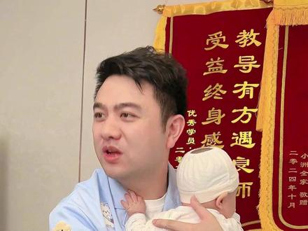 这个动作千万要少做,特别是家里有老人带娃的! #育儿经验分享#金牌育言家#打墩墩#智慧育儿养出快乐宝贝
