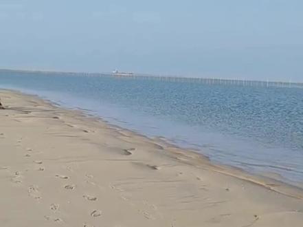@海之光-湛江:湛江市遂溪县草潭镇角头沙滩打卡攻略
1、查潮汐:可以下载一个潮汐app,查地点“下泊”的潮汐 (注意湛江市区的潮水与当地不同)选择白天是退潮期前往,沙滩露出越多越美,并且可以在沙滩上行走。
2、定位:导航查“角头沙风景区”或“角头沙滩”。到达风景区,开车进入里面,停车免费(外面停车场收费10元)。从风景区海边沙滩往右走2公里左右到达沙滩。风景区大门口往右开车到3棵椰子树处往左可直达沙滩。
3、大晴天的沙滩很有特色,海天一色,退潮时的日落🌄也是难得一见的美景。
4、安全提醒:不要在涨潮期走到海中沙滩,沙滩中段有急流。
5、美食推荐:当地属北部湾海域,海鲜味道特别鲜美,风景区内🈶️海鲜大排档,价格也不贵。