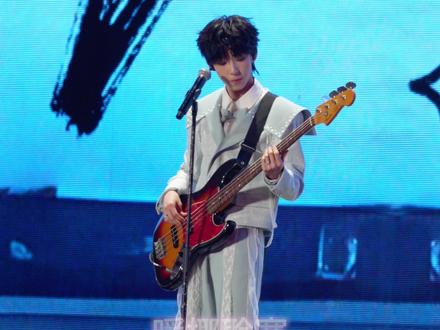 20251226|杨博文《爱要坦荡荡》高清4K直拍 帅气贝斯手来啦!
#杨博文 #爱要坦荡荡 #演唱会 #追星 #贝斯