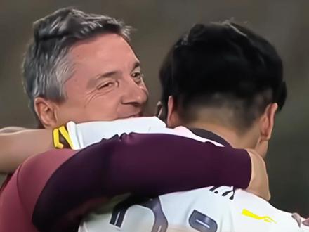U23国足3比0战胜越南挺进决赛,球员们抛起教练开心庆祝胜利!