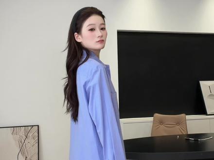 衬衫4种穿法!手残党也能秒学会✅ 姐妹们,别再把衬衫全塞裤子里了!真的又勒又显壮!试试这4种穿法,显瘦又时髦👇
#衬衫穿法#摆脱路人感#显高显瘦穿搭 #通勤穿搭 #一衣多穿