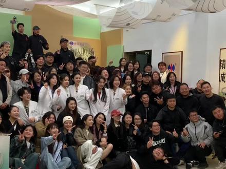 收官啦!我们一群人用四个月时间做了一件超棒的事! 收官啦!!!!看到这句话的时候我还有些恍惚,到现在就是真的结束了。从面试到收官,从夏季到冬季,回想起这段时间心里五味杂陈,2025年的这半年会成为我这辈子都珍贵的回忆。#初入职场中医季 #初入职场中医季收官 #中医 #收官了
很庆幸参与了这个节目收获了很大的成长,很庆幸能够遇到大家,乐怡师姐是我欣赏仰慕又心疼的存在,欣赏的他优秀同时又在心疼在这些努力背后所付出的努力和辛苦。我是一个不太表达自己情绪的人,会担心自己的坏情绪会影响到其他人,但是很奇怪,每次低落不开心妍婧都在我旁边倾听开导并且托住我。“王煜giegie”真的很暖,没事啦!都过去啦!你其实很棒的!是他会经常对我们说的话,他真的是一个很细心很会发现我们所有人身上的闪光点的人。小白是我们的开心果!生日那次他真的很努力的既要瞒住我还要带着大家一起玩的开心,真的很辛苦。还有跟我同床共枕的阿依,一个努力要强的小女孩,一个跟我抢被子的人!
还有各位老师,除了专业的知识之外,老师用言传身教的方式教会了我很多更宝贵的东西,对于中医的热爱与坚持,对于患者的严谨负责。更是教会了我“治病先治心”的重要性。
还有导演海哥,各位pd以及节目组的所有人,大家都在认真的想要把这件事情做好,让更多人看到中医的智慧与文化,也让我看到了众人拾柴火焰高的力量。
对于我自己来说,这段时间有庆幸,开心,自豪,也有低落,无助,迷茫。对我来说更重要的是过程不是结果。从跟老师学习到独立跟诊,这也是我从一个医学生逐渐蜕变成医生的过程,我学到了作为医生不仅要有扎实的基础也要有责任感,要让患者放心的把自己交给你。未来我还是会一步一步的走向中医,走到我想要到达的目标。
也真的没想到我的经历会给这么多人力量,看到大家的留言以及私信跟我分享自己的经历,我感觉很幸福,有一种被人信任着的感觉。想跟大家说,有目标是一件很幸福的事情,想到什么就去做,永远不要让心里的那团火焰灭掉,重要的也不是结果,而是在沿路的风景,人生的容错率有很多,要做那个不怕险阻,砥砺登封的自己!!!!