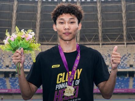 赛后采访|裴译权13秒67大幅刷新PB夺冠🏆 2026年河北省青少年田径冠军赛男子甲组110米栏(栏高0.991米)决赛,裴译权跑出13秒67(-0.3m/s)摘得冠军,并大幅刷新个人最好成绩。预、决赛两枪连续突破,这位冠军选手赛后有哪些感受?一起来看裴译权的赛后采访!#田径精英 #2026年河北省田径冠军赛 #荣耀河北田径之巅 #110米栏