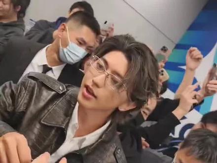 网上说两句得了 现实中谁见到蔡徐坤不说“坤哥我爱你”#蔡徐坤 #蔡徐坤扫楼 #近距离接触明星 #听蔡徐坤新专辑的我 #KUN