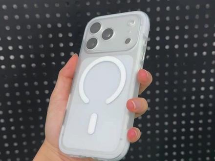 去年用到现在的一个IPhone17pro,真的体验起来挺不错的,还加了散热板,用起来没之前的苹果那么容易发烫了!就是配件比较难选,七七八八买了挺多,总是踩坑,还花了不少钱,好在后面也是买到一个满意的手机壳了,全包跟防摔都特别好!#IPhone17 #iPhone17pro #iPhone17pro手机壳 #手机壳分享 #手机配件