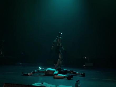 这波真绷不住了 Sakee巡演上海站嘉宾祥瑞竟是机器人 退场时还被抬走了#mulasakee #mulasakee巡演