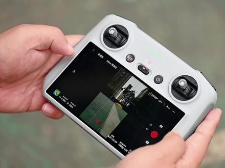 大疆全新DJI RC遥控器上手,O3图传,每秒30帧1080p画质,12公里传输距离,几乎没啥延迟,操作手感很棒,可以解放出手机,不会因为来电打断你的操作,轻薄设计,续航一流 #大疆 #无人机 #摄影
