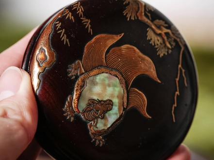 龟在我国古代与麒麟、凤凰和龙一起谓之四灵。麟为百兽之长,凤为百禽之长,龟为百介之长,龙为百鳞之长。龟又称之为玄武,生活在江河湖海,因而玄武就成了水神;乌龟长寿,玄武也成了长生不老的象征;最初的玄武在北方,所以玄武又成了北方神。
#收藏爱好者 #器物之美 #传承文化 #香盒 #莳绘