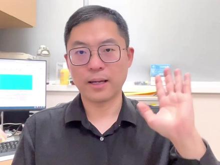 孩子高烧不退,退热药能交替吃吗? 最近的“甲流”来袭,很多孩子持续高烧不退🌡️,关于退烧药怎么用,尤其是美林和泰诺林能否交替使用,是妈妈们比较关注的话题。今天咱们就来梳理一下!
其实,核心原则就一句:可以用于救急,但不推荐规律交替使用。
🤒 当宝宝高烧难受时: 如果使用完美林不到6小时,或泰诺林不到4小时,孩子再次烧到很高且非常难受,这时可以用另一种药(泰诺林或美林)来救急,缓解孩子的不适。反之亦然。
😊 当宝宝精神状态好时: 如果孩子虽然发烧,但精神状态很好,玩得很嗨,那么即使到了可以再次用药的时间,也不一定必须用药,可以观察,让体温自行下降。
⚠️ 为什么不推荐规律交替?
可能造成过度治疗。不需要为了维持体温不升而频繁用药。
容易记错用药顺序和时间,导致同一种药服用间隔过短,增加风险。
💡 最重要的一点要记住: 使用退烧药的根本目的是为了让孩子舒服一些,而不是单纯为了把体温降到正常。缓解不适比降低温度数字更重要!
希望这份清晰的解答,能帮助正在应对流感的妈妈们不焦虑!💪
#听医生的真心话 #孔令凯 #发烧退退退 #关注孩子健康 #流感宝宝