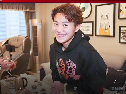#王霜获得2021中国女子金球奖 凭借在去年很多关键场次的致胜表现与永不言弃的拼搏精神,为大场面而生的王霜@Seven霜荣膺2021中国女子金球奖,收获了个人第四座金球奖奖杯!足球周刊带你揭秘这个出其不意的颁奖背后的故事…… #中国金球奖