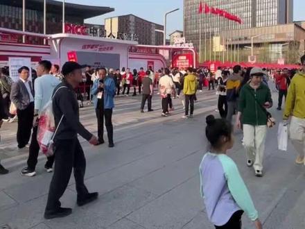 赛事路线:
马拉松(42.195km):雄安超算中心(起点)-白
塔路-明朗南街-甘棠路-海岳大街-临淀路-易宁大
街-白洋淀路-淀安大街-新安北堤-白洋淀路-雄安
大街-白洋淀路-九河大街-中央绿谷内部路-渥城
路-雁翎大街-科苑路-易宁大街-博远路-易城西街-通淀路-海岳大街-甘棠路-明朗南街-白塔路-雄安
超算中心(终点)
半程马拉松 (21.0975km):雄安超算中心(起
点)-白塔路-明朗南街-甘棠路-海岳大街-临淀路-易宁大街-白洋淀路-雁翎大街-科苑路-易宁大街-博远路-易城西街-通淀路-海岳大街-甘棠路-明朗
南街-白塔路-雄安超算中心(终点)
#雄安新区 #雄安马拉松