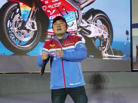 张雪机车登顶世界级赛事 冠军!中国摩托车厂队赢了杜卡迪、本田、川崎、雅马哈等国际摩托车巨头车队!
近日,世界超级摩托车锦标赛WSBK(World Superbike Championship)葡萄牙站,法国车手驾驶张雪机车820RR改装赛车,连续两回合率先冲线,拿下中量级组别冠军。这是中国摩托车厂队首次在这个组别夺冠。
赛后,在国内观战的张雪本人几度哽咽:“这一刻我等了20年。”