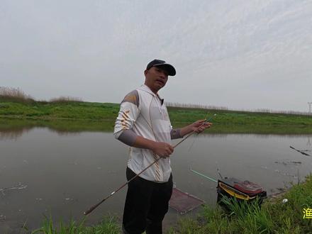 大河涨水果然鱼多,水深不足一米却大物横行,没失手绳根本顶不住