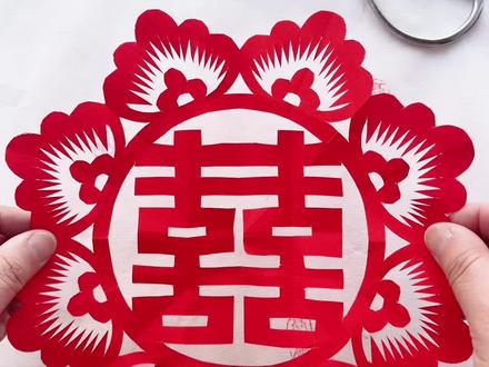 窗花剪纸“繁花抱喜”剪纸教程 《繁花抱喜》花朵簇拥着喜字,寓意生活被幸福和喜悦紧紧包围#窗花 #非遗 #手工