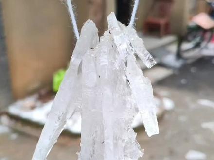 古诗《稚子弄冰》的自然游戏。准备一个吸管,固定一个地方吹气,很轻易的就可以给冰块吹出一个孔洞,然后用绳子串起来,“彩丝穿取当银钲”,晃一晃,敲一敲,“敲成玉磬穿林响”是什么样的声音,古诗里的描述听到了吗?“忽作玻璃碎地声”,这又是什么样的声音呢?#大寒#常德遛娃#高效陪伴#亲子活动#自然户外探索#自然教育