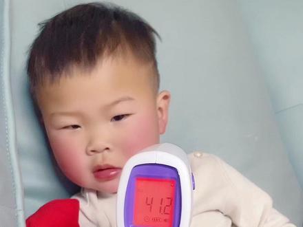 亲身经历甲流总结了一下,给姐妹们一点参考。大人的就跟新冠差不多,就是高烧加浑身疼。宝宝第一天高烧40度左右,不要慌,用退热栓配合物理降温,降不下来随时就医。吃奥司他韦,阿莫西林,氨酚黄那敏,第二天会烧到38度左右,继续退热栓加物理降温,吃药。一般情况下两天就好了,妈妈们加油吧