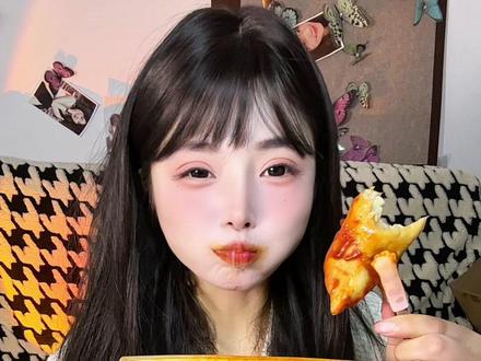 挑战和男朋友同时做吃播 今天吃菌菇拼盘#菌菇拼盘 #抖音美食推荐官 #好吃到停不下来 #深夜放毒 #日常vlog