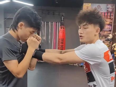 徒手格斗-箍颈顶膝#邓立格斗体系 #mma #泰拳 #格斗 #拳击 #搏击 #踢拳 #武术 #自由搏击 #散打 #自律 #燃脂 #运动 #减脂 #增肌 #健身