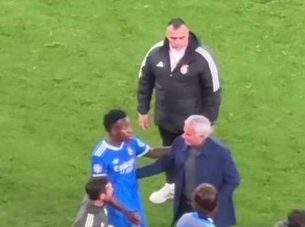 如果是种族歧视,那绝不该容忍。全记录!2月18日凌晨,欧冠皇马客战本菲卡,维尼修斯认为普雷斯蒂安尼对他种族歧视,姆巴佩怒斥,穆帅劝和。#种族的歧视 #维尼修斯 #普雷斯蒂安尼 #皇马vs本菲卡 #穆里尼奥