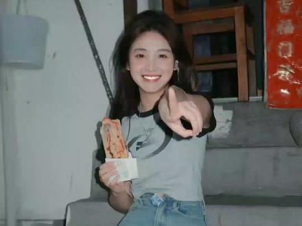 想不到笑容也能P图,PrettyUp黑科技一键P微笑
#p图 #修图 #人像p图 #prettyup